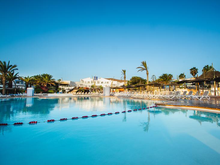 Buche jetzt deinen Traumurlaub im Paradise Island HL in  ➝ schon ab 756 €!