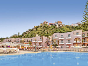 Buche jetzt deinen Traumurlaub im Porto Platanias Village Resort in  ➝ schon ab 774 €!