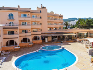 Buche jetzt deinen Traumurlaub im Rosamar Ibiza Hotel in  ➝ schon ab 567 €!