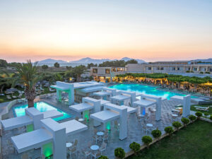 Buche jetzt deinen Traumurlaub im Sandy Beach Hotel & Family Suites in  ➝ schon ab 1332 €!