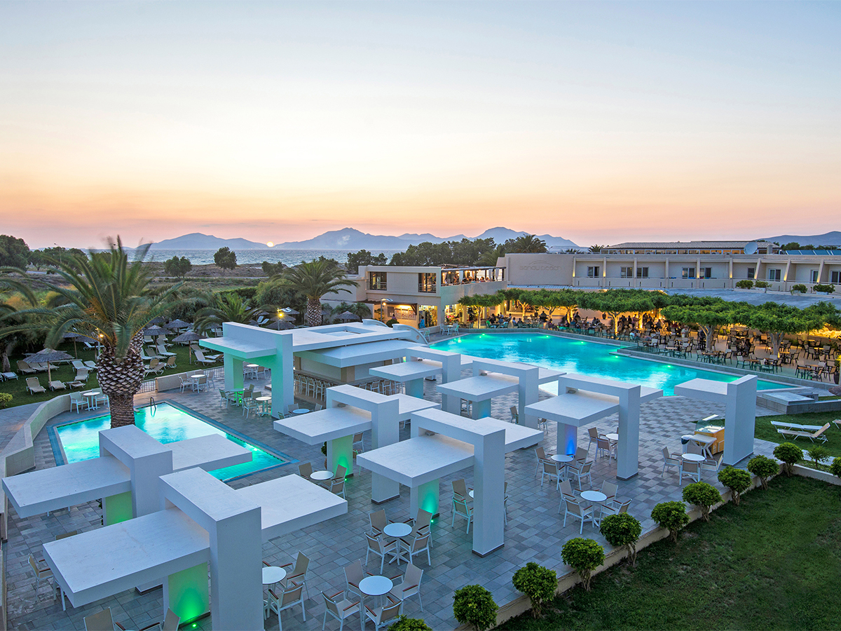 Buche jetzt deinen Traumurlaub im Sandy Beach Hotel & Family Suites in  ➝ schon ab 1332 €!