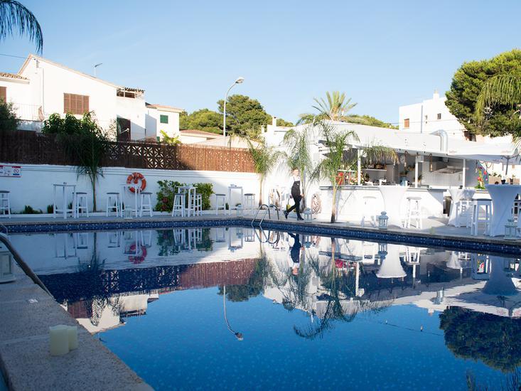 Buche jetzt deinen Traumurlaub im Chevy Hotel & Suites in Spanien