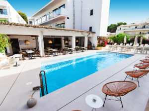 Buche jetzt deinen Traumurlaub im Petit Garden Hotel by Flacalco in Spanien