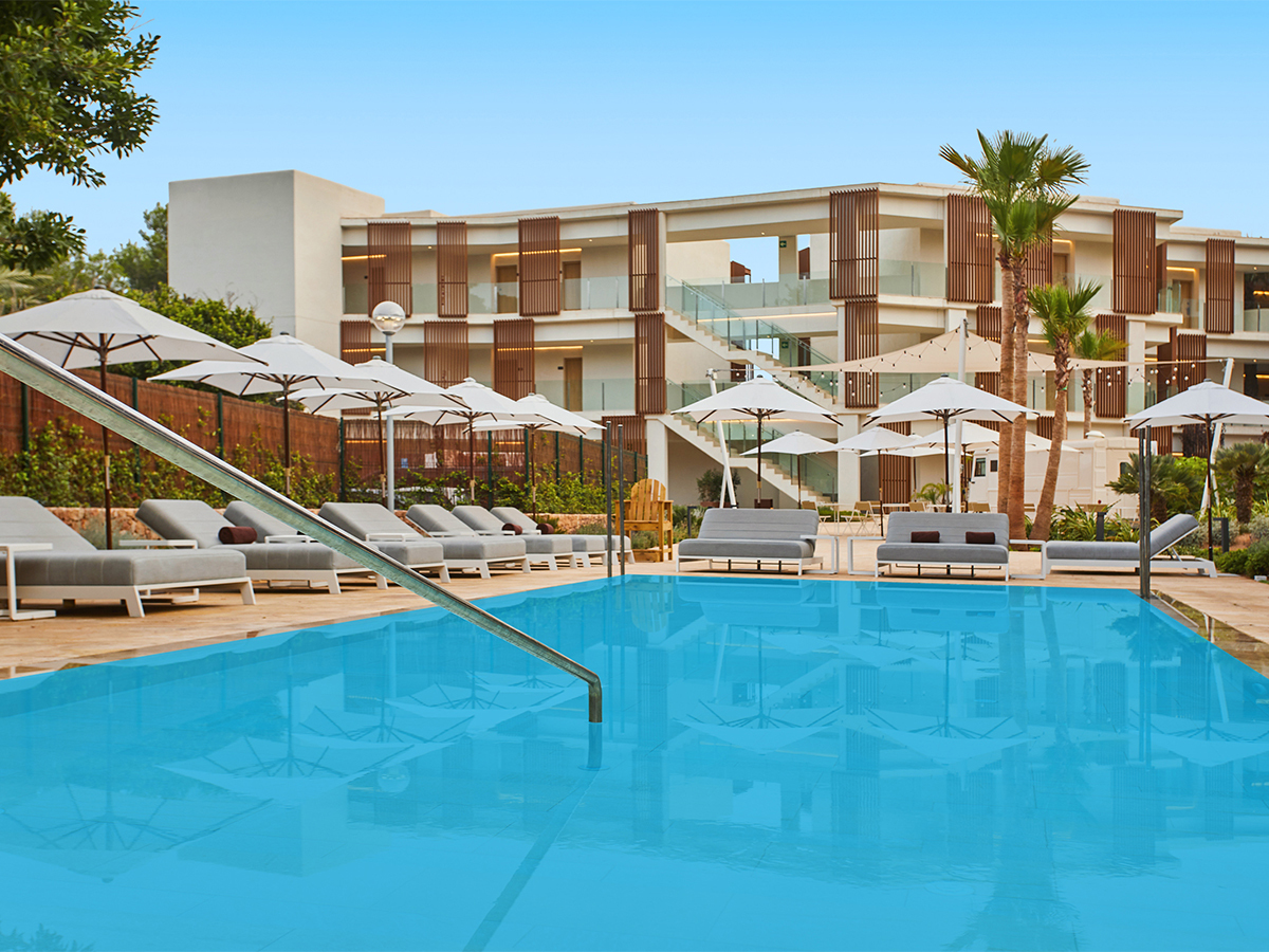 Buche jetzt deinen Traumurlaub im The Club Cala San Miguel Curio Collection by Hilton in  ➝ schon ab 1433 €!