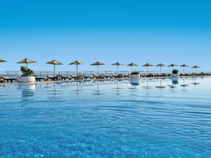 Buche jetzt deinen Traumurlaub im The Royal Blue Resort & Spa in  ➝ schon ab 1094 €!