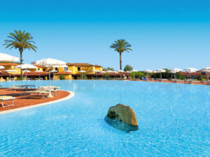Buche jetzt deinen Traumurlaub im Valtur Sardegna Baia dei Pini Resort in  ➝ schon ab 1146 €!