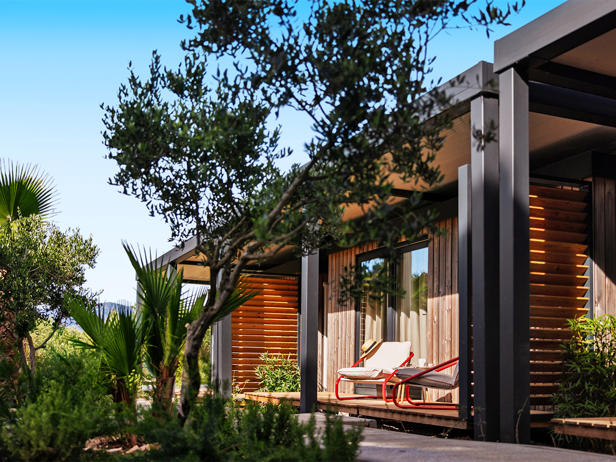 Buche jetzt deinen Traumurlaub im Waterman Beach Village & Glamping in  ➝ schon ab 545 €!